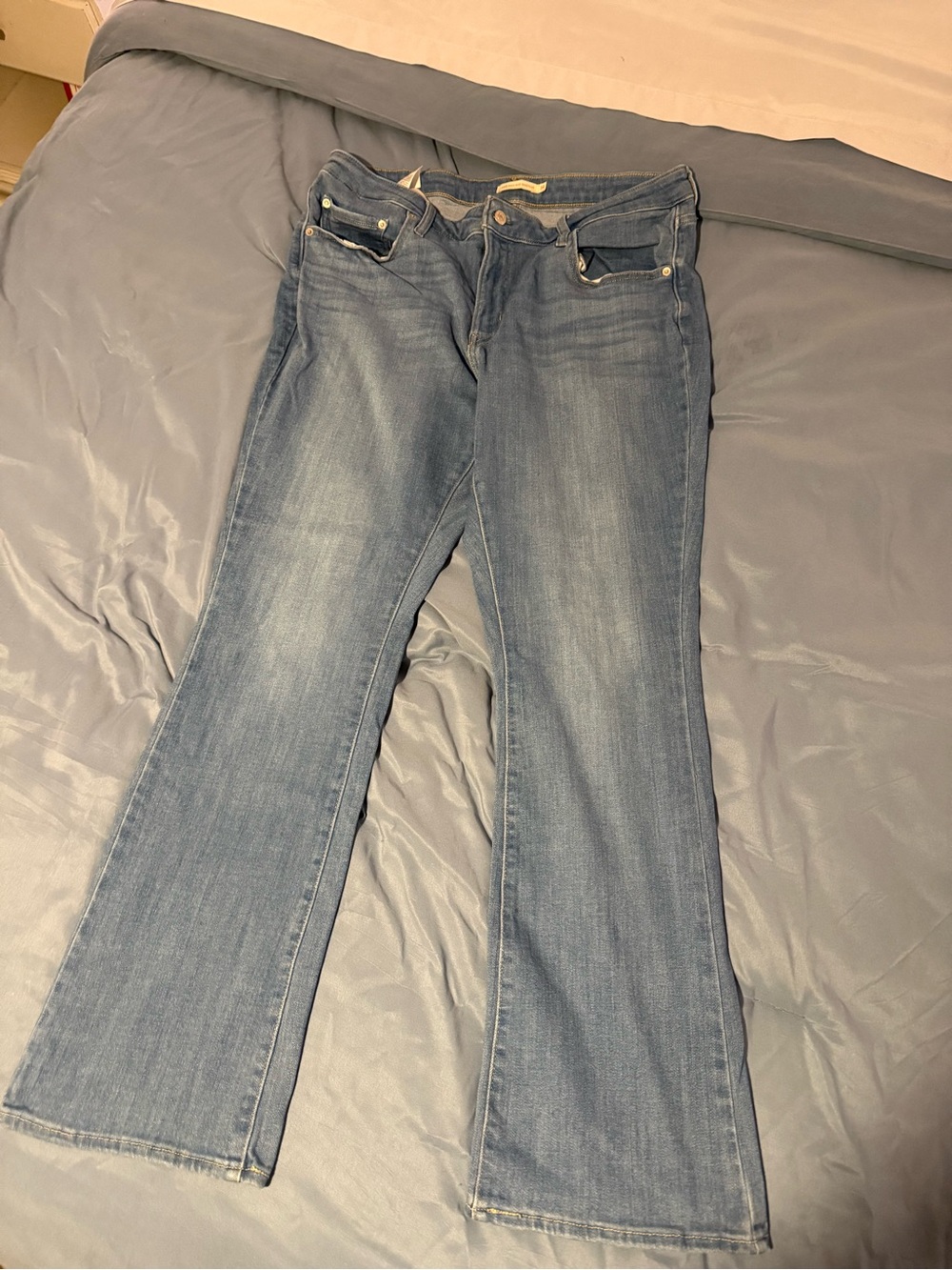Levis 725 women’s high rise bootcut jeans